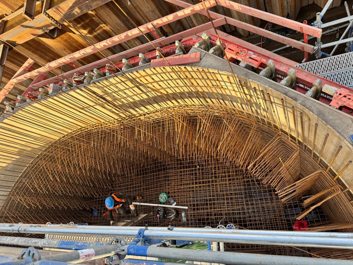 Gebogener Bewehrungskorb in der Schalung