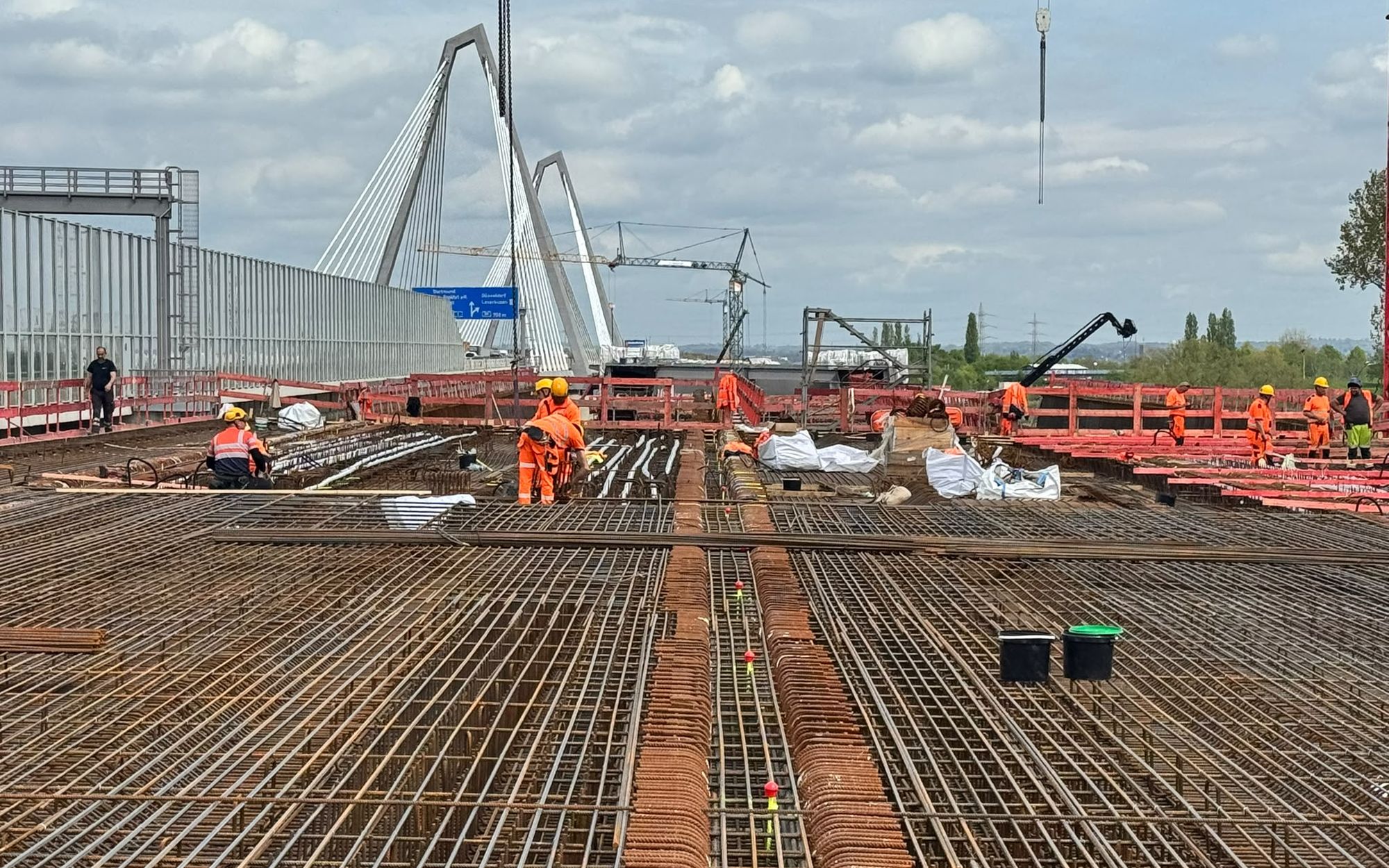 Bewehrungsfeld auf der A1 Rheinbrücke Leverkusen mit Pylon und Schrägseilen