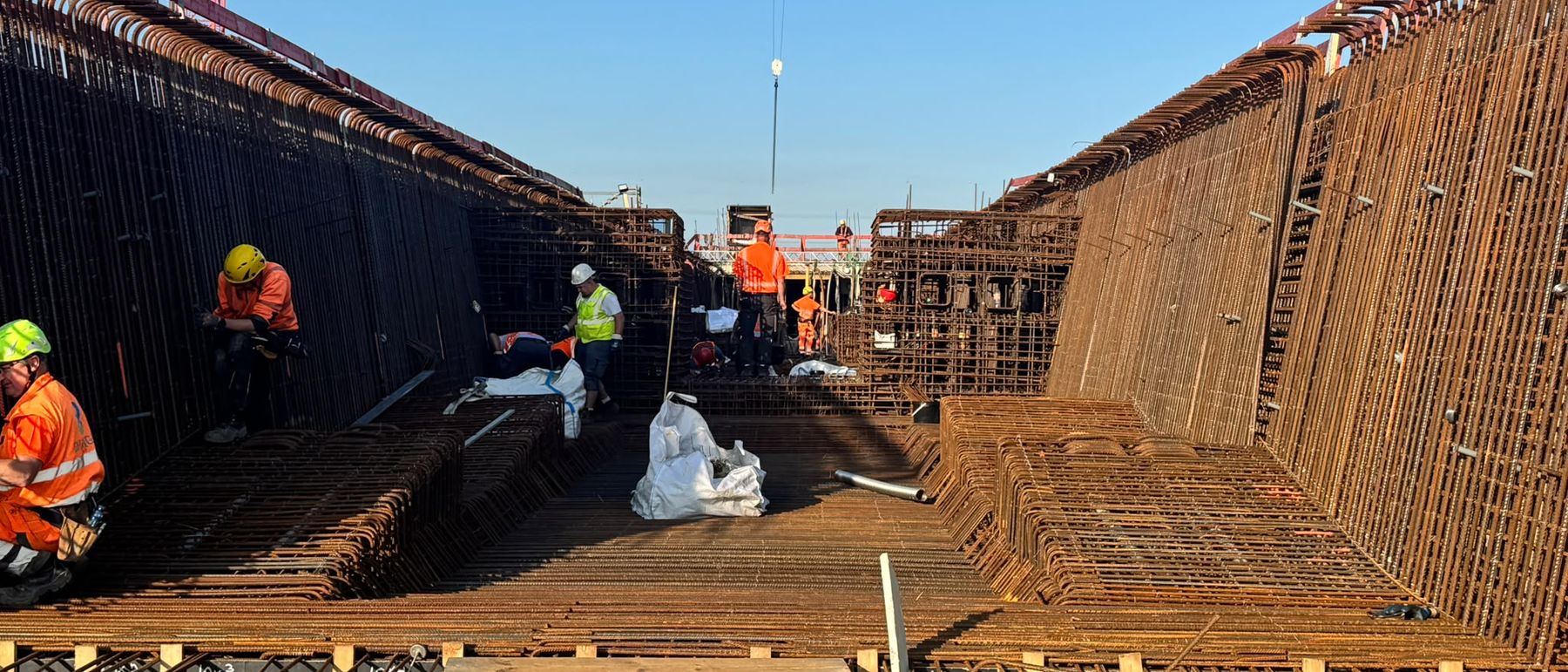 Kolonne beim Verlegen der Bewehrung unter dem Kran, A1 Rheinbrücke Leverkusen